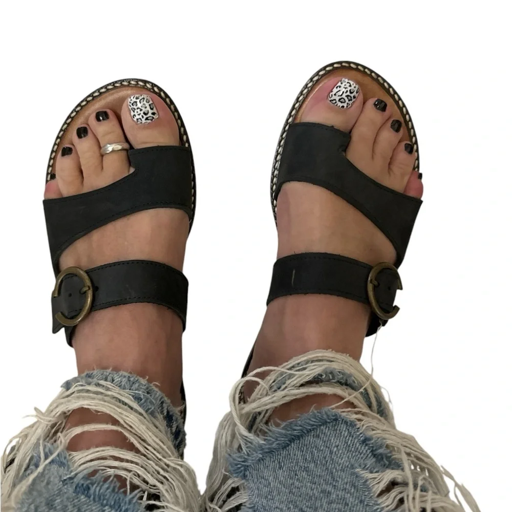 Woman’s size 8 Coach sandals 🩴 - Picture 2 of 7